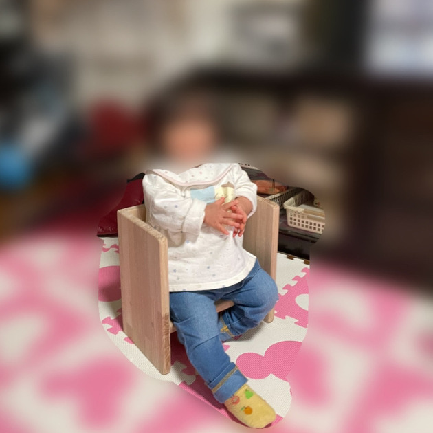 1歳半の娘がハコイスに座った写真