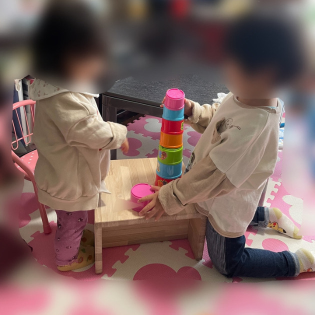 子ども達がハコイスで遊んでいる写真