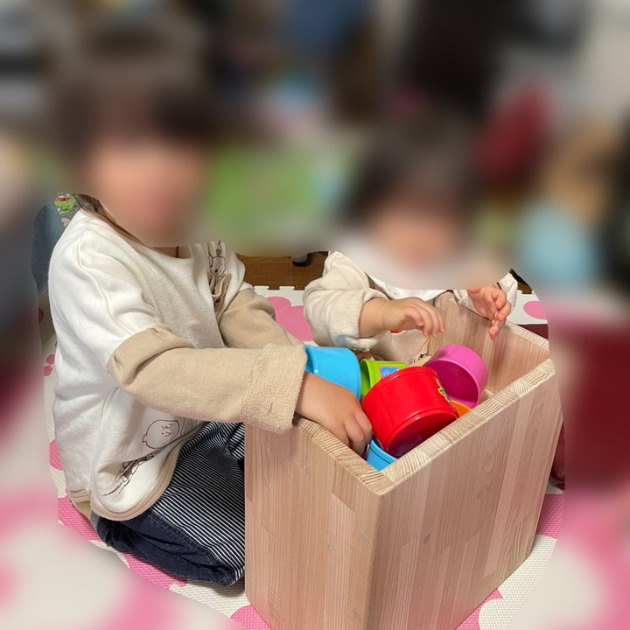 子ども達がハコイスで遊んでいる写真